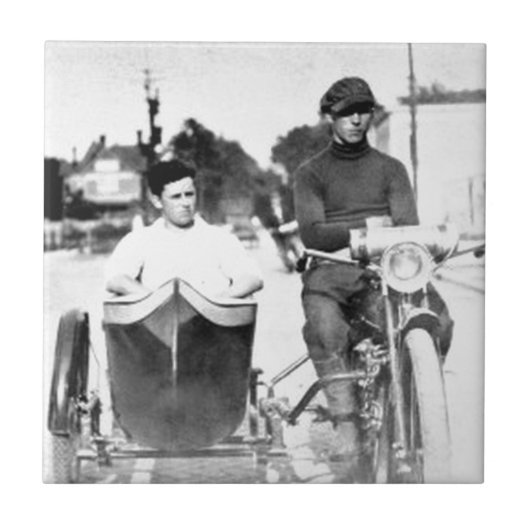 ヴィンテージのバイクもしくは自転車に乗る人の無法者のオートバイおよび側車 タイル (正面)