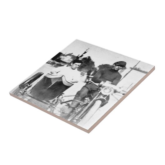 ヴィンテージのバイクもしくは自転車に乗る人の無法者のオートバイおよび側車 タイル (側面)