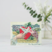 ヴィンテージのバレンタインカードを持つレトロの伝書鳩 シーズンポストカード (スタンド正面)