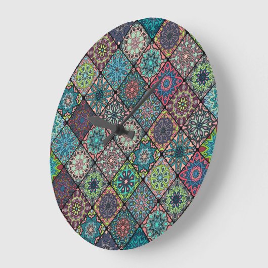 ヴィンテージのパッチワークフローラ曼荼羅要素 ラージ壁時計 (傾斜)