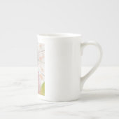 ヴィンテージのパラソルを着たピンクのドレスを着た女性 ボーンチャイナマグカップ (右)