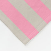ヴィンテージのピンクのストライプパターン黒のカスタムのモノグラム フリースブランケット (角)