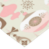 ヴィンテージのピンク及び灰色のクリスマスオーナメント テーブルクロス (アングル)