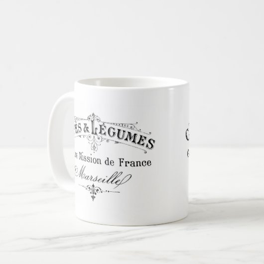 ヴィンテージのフランスのなタイポグラフィのカフェとマメ科植物 コーヒーマグカップ (正面左)