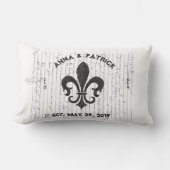 ヴィンテージのフランスのな短命なものB及びWの（紋章の）フラ・ダ・リのカスタム ランバークッション (正面)