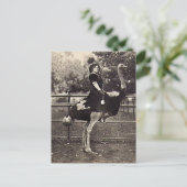 ヴィンテージのブロードウェイ女優がダチョウに乗る ポストカード (スタンド正面)