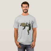 ヴィンテージのヘルメットが巨人のカメでロープに潜る Tシャツ (正面フル)