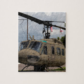 ヴィンテージのベトナム時代のuh1 Hueyの軍隊のチョッパー ジグソーパズル