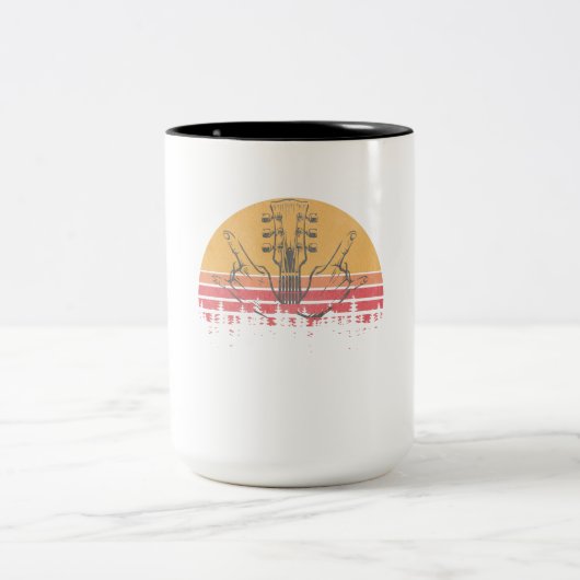 ヴィンテージのベースギタープレーヤーのロックンロールのギタリスト ツートーンマグカップ (中央)