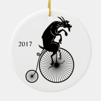 ヴィンテージのペニーのFarthingのバイクに乗っているヤギ セラミックオーナメント