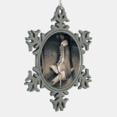 ヴィンテージのホッケーのスケート スノーフレークピューターオーナメント (左)