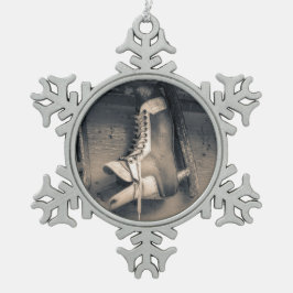 ヴィンテージのホッケーのスケート スノーフレークピューターオーナメント