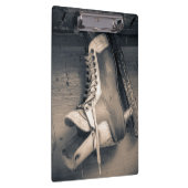 ヴィンテージのホッケーのスケートBW クリップボード (右)