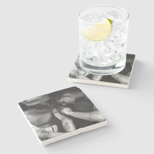 ヴィンテージのボーイフレンドによって入れ墨される陽気な興味の船員 ストーンコースター (横)