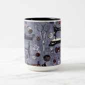 ヴィンテージのミシンの裁縫婦のコーヒー・マグ ツートーンマグカップ (中央)