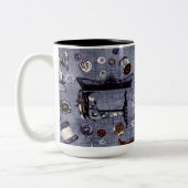 ヴィンテージのミシンの裁縫婦のコーヒー・マグ ツートーンマグカップ (左)