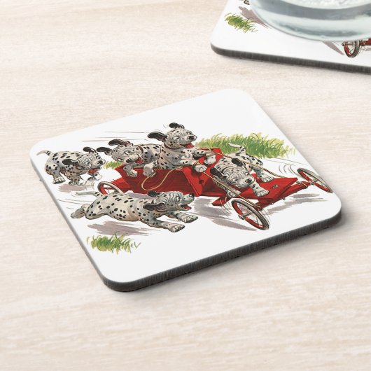 ヴィンテージのユーモアのかわいいDalmatian小犬の普通消防車 コースター (左側)