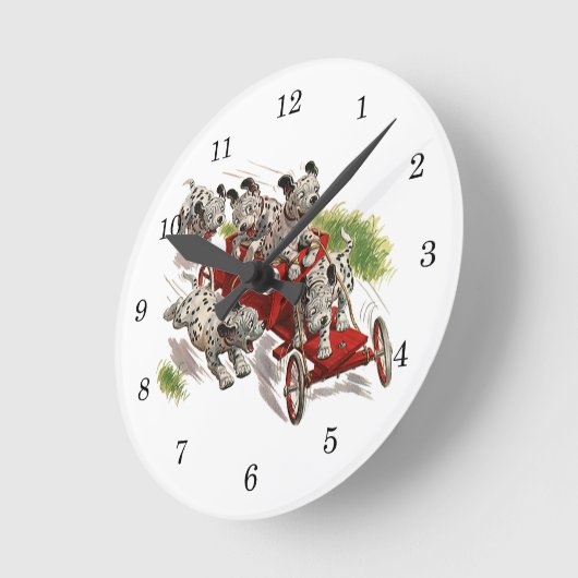 ヴィンテージのユーモアのかわいいDalmatian小犬の普通消防車 ラウンド壁時計 (傾斜)