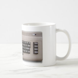 ヴィンテージのレトロのコンピュータのキーボードか。 コーヒーマグカップ