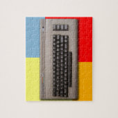 ヴィンテージのレトロのコンピュータのキーボードか。 ジグソーパズル (縦)