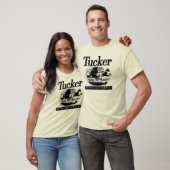 ヴィンテージのレトロのTuckerの自動車のロゴおよび車のティー Tシャツ (ユニセックス)