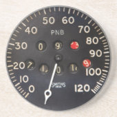 ヴィンテージのレースカーからの古い速度計のゲージ コースター (正面)