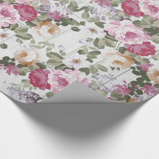 ヴィンテージのローズピンクの花の素朴で白い木製パターン ラッピングペーパー (角)
