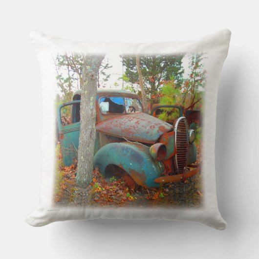 ヴィンテージの三十代のターコイズおよび錆のがらくた部品置き場車 クッション (正面)