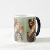 ヴィンテージの優雅さ：飲み物を持った若い女性 モーフィングマグカップ (正面右)