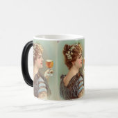 ヴィンテージの優雅さ：飲み物を持った若い女性 モーフィングマグカップ (正面左)