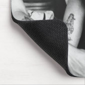 ヴィンテージの入れ墨を持つ陽気な興味の大きな塊の船員 マウスパッド (コーナー)