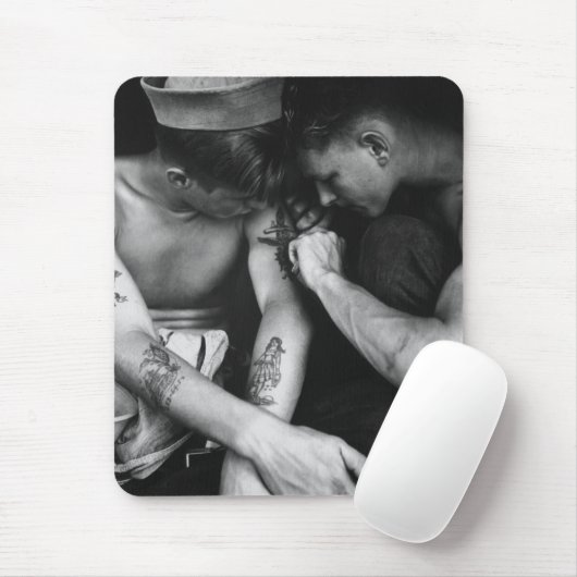 ヴィンテージの入れ墨を持つ陽気な興味の大きな塊の船員 マウスパッド (マウス)