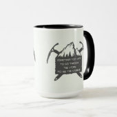 ヴィンテージの冒険のロゴのバッジ、紋章との マグカップ (正面右)