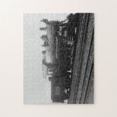 ヴィンテージの列車の蒸気機関はトラック白黒を柵で囲みます ジグソーパズル (縦)