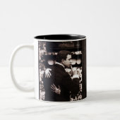 ヴィンテージの喜劇的な会う約束の郵便はがき ツートーンマグカップ (左)