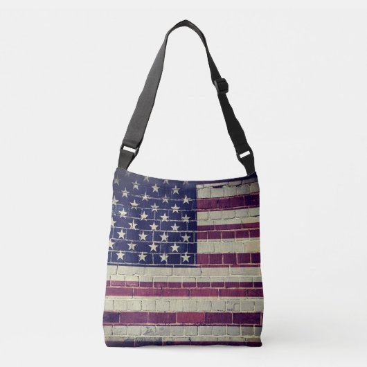 ヴィンテージの壁のアメリカ国旗 クロスボディバッグ (正面)
