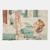 ヴィンテージの女性がイースターエッグを準備 キッチンタオル (横)