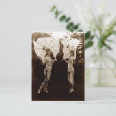 ヴィンテージの女性がクモの巣の衣装を着ている ポストカード (スタンド正面)