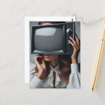 ヴィンテージの女性がテレビを顔の前で見る