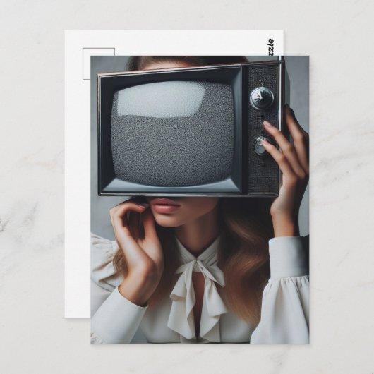 ヴィンテージの女性がテレビを顔の前で見る ポストカード (正面/裏面)