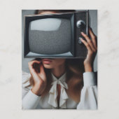 ヴィンテージの女性がテレビを顔の前で見る ポストカード (正面)