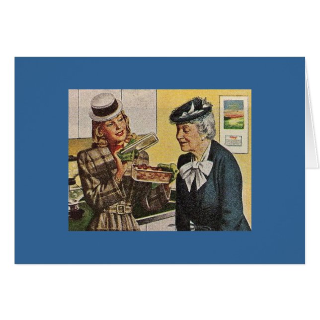 ヴィンテージの女性が長老にカセロールを見せる (正面横)