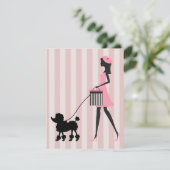 ヴィンテージの女性が黒のプードルを散歩させている (スタンド正面)