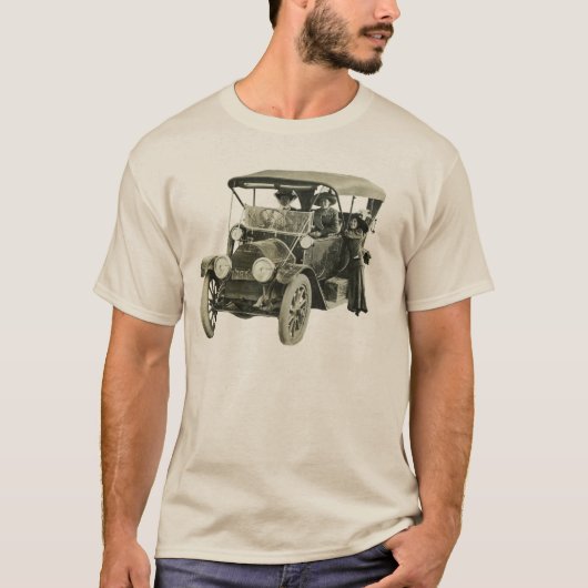 ヴィンテージの女性の運転者が付いている1912年のキャデラックの自動車 Tシャツ (正面)