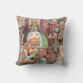 ヴィンテージの女王ワンダーランドのハート クッション (正面)