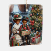 ヴィンテージの子どもたちがクリスマスプレゼントを開く セラミックオーナメント (右)