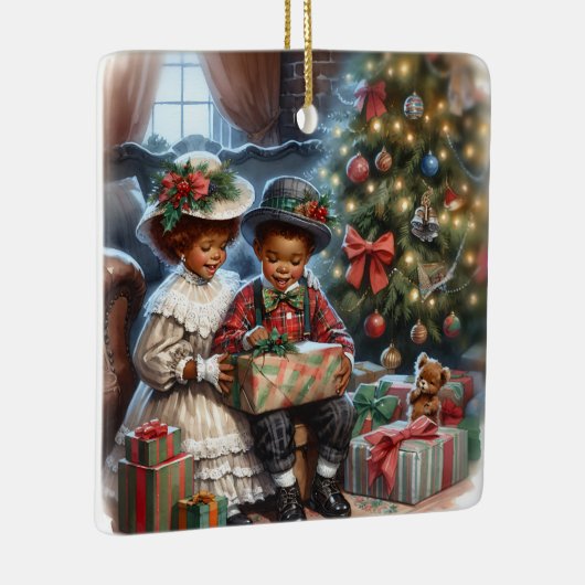 ヴィンテージの子どもたちがクリスマスプレゼントを開く セラミックオーナメント (右)