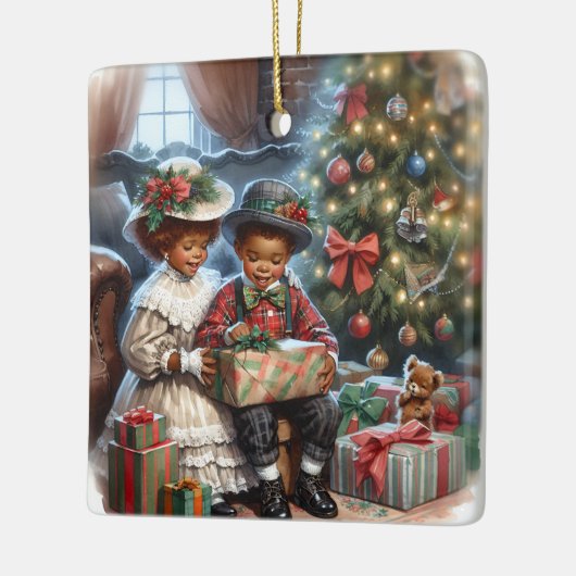 ヴィンテージの子どもたちがクリスマスプレゼントを開く セラミックオーナメント (左)