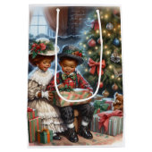 ヴィンテージの子どもたちがクリスマスプレゼントを開く ミディアムペーパーバッグ (裏面)