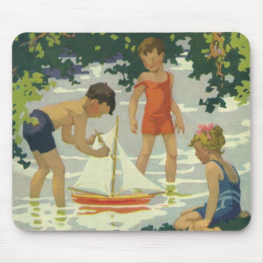 ヴィンテージの子供たちとおもちゃの帆船で遊ぶ夏の湖 マウスパッド (正面)